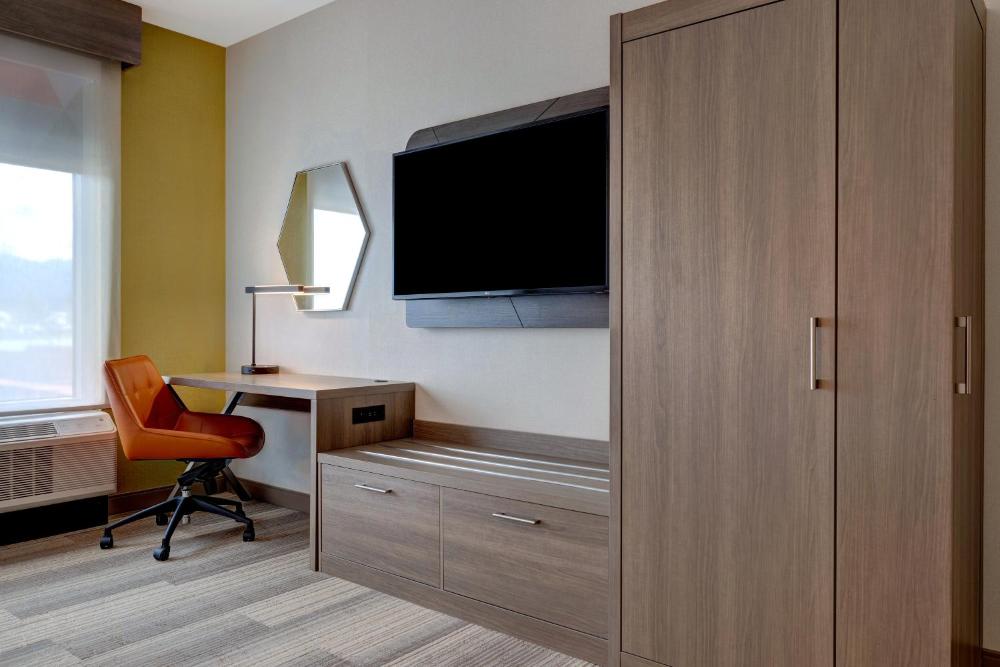 Standard Queen Room with Two Queen Beds - Communications Accessible interior
